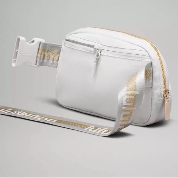 Lululemon Everywhere Belt Bag in Vapor/Gold/White - Picture 3 of 8